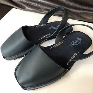 New condition Riudavets sandals